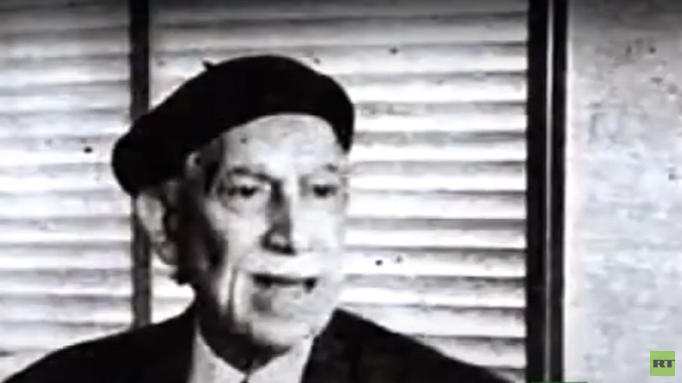 كنز كبير.. شاب مصري يعثر على مسودات نادرة للأديب الراحل توفيق الحكيم (صور)