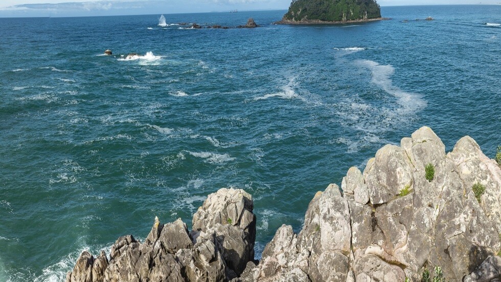 موجة قوية تقتل وتصيب 20 شخصا في جنوب إفريقيا