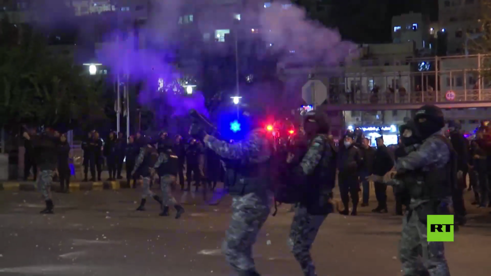 الشرطة تفرق المحتجين بالغاز المسيل للدموع في عمّان