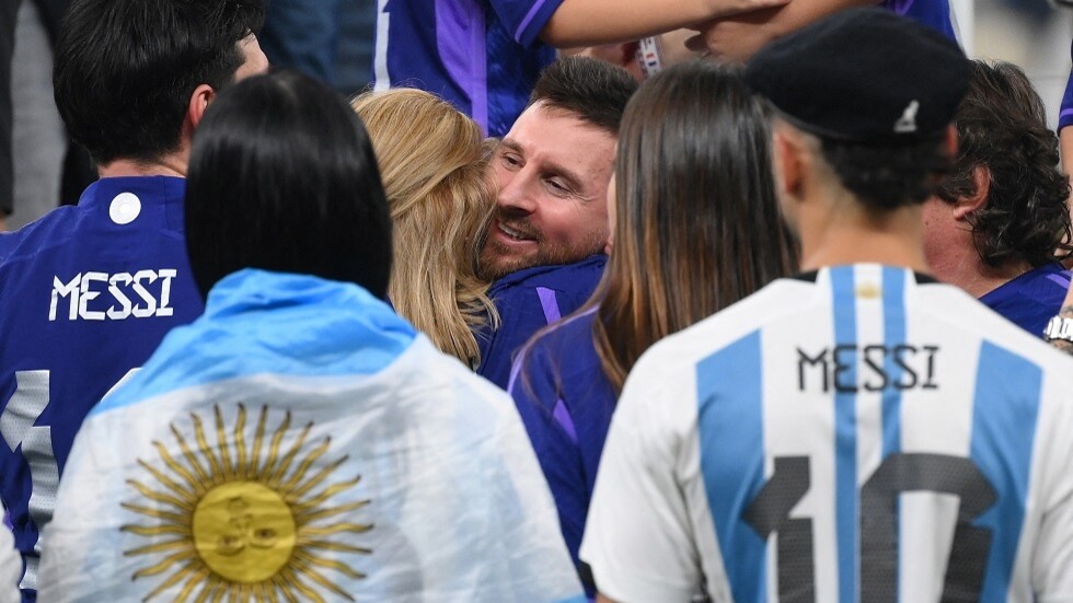 ليست والدته.. فمن هي السيدة التي عانقت ليونيل ميسي بطل مونديال قطر؟ (فيديو)