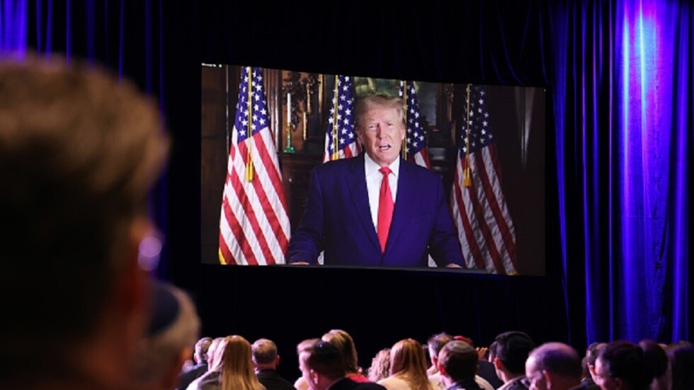 سيناتور أمريكي يؤكد وجود أدلة كافية لتوجيه تهم جنائية إلى ترامب