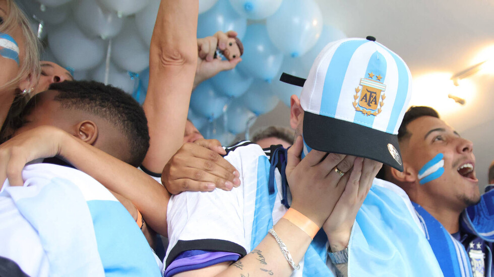 مشهد غير مسبوق في التاريخ.. حافلة منتخب الأرجنتين تجوب شوارع قطر (فيديو)