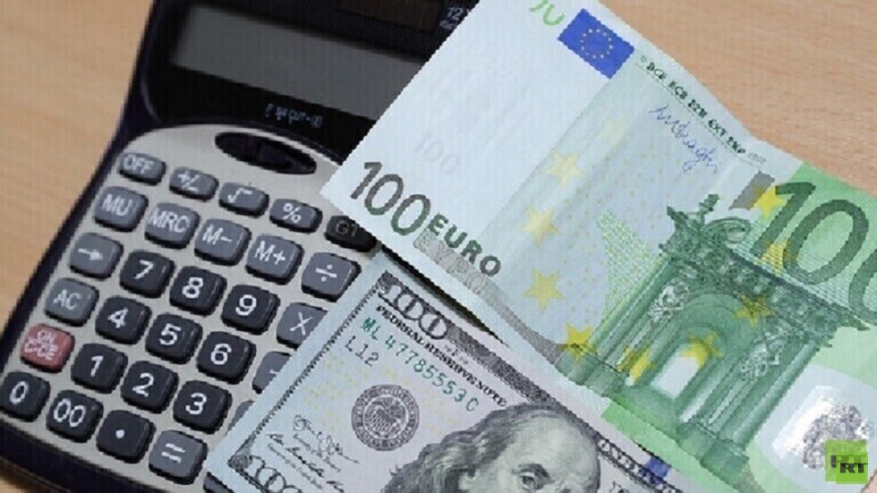 لأول مرة منذ نهاية مايو.. الدولار يتجاوز 66 روبلا واليورو فوق االـ70 روبلا في بورصة موسكو