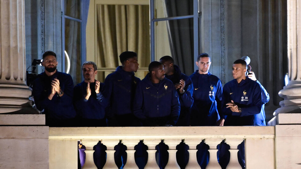 استقبال مهيب.. ولاعبو المنتخب الفرنسي يلتزمون الصمت