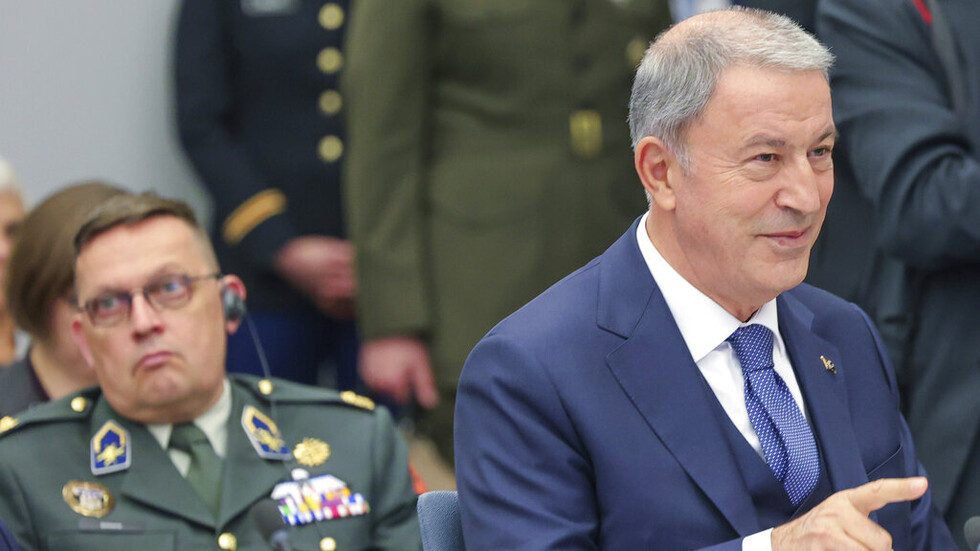 وزير الدفاع التركي يطالب واشنطن بقطع علاقاتها مع 