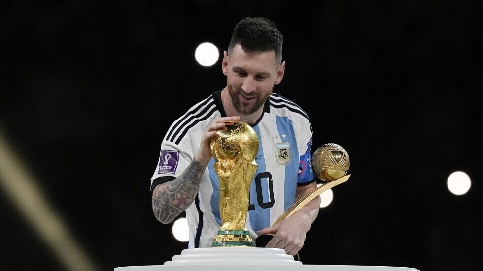 شاهد.. ميسي ينشر صورة في سريره