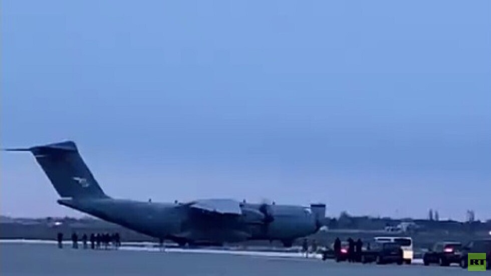 الدفاع التركية تعلن عودة طائرتين عسكريتين كانتا عالقتين في كييف منذ 10 أشهر (فيديو)