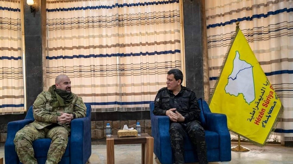 بعد استئناف العمليات المشتركة.. قائد "قسد" يلتقي القائد العام لقوات التحالف الدولي في الحسكة (صور)