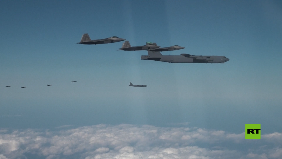 قاذفات نووية ومقاتلات شبحية أمريكية تحلق قرب شبه الجزيرة الكورية