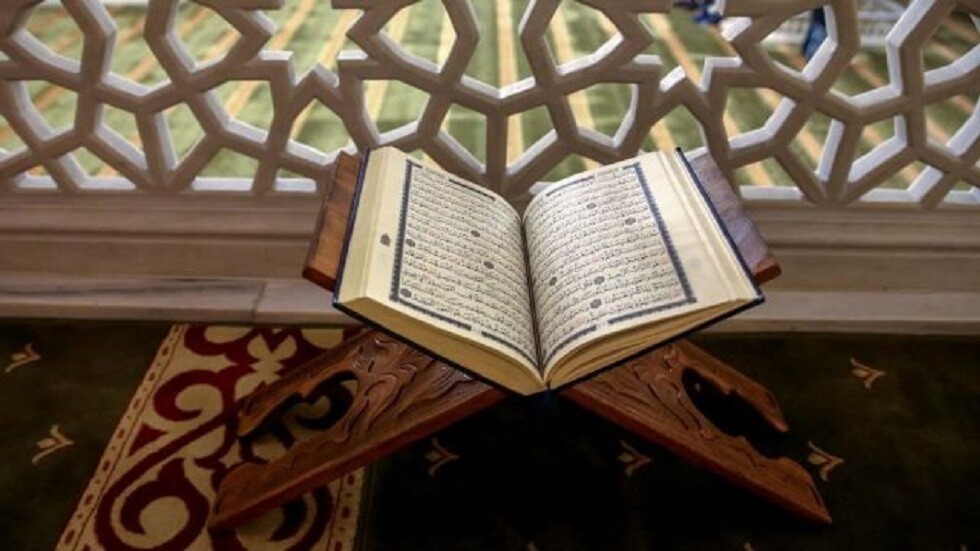 نقابة قراء القرآن الكريم بمصر تتحرك عقب ما تم تداوله لقارئ شهير يتمايل أثناء تلاوة القرآن (فيديو)