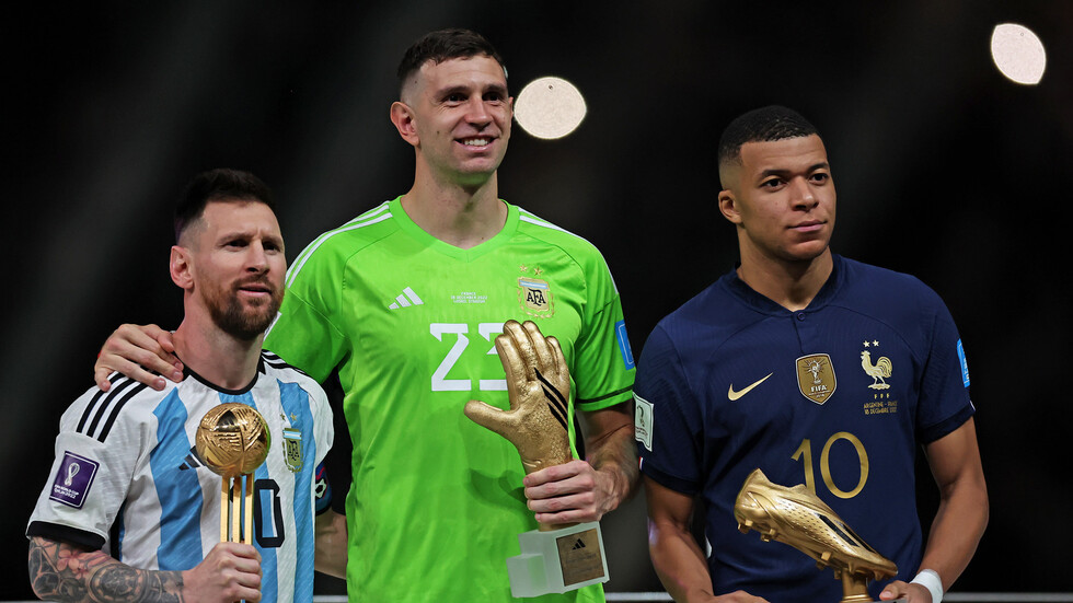 السخرية تتجدد.. مارتينيز حارس الأرجنتين يحتفل مع دمية مبابي