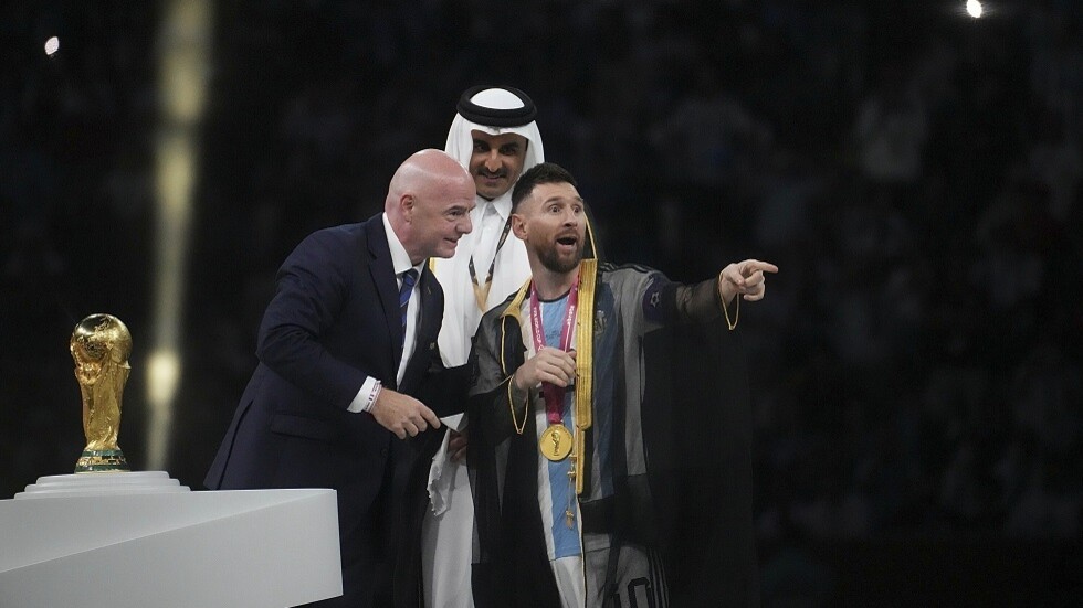 مخالفة لقوانين الفيفا ومضايقة لميسي.. الشيف التركي نصرت يثير جدلا برفع كأس العالم (فيديو)