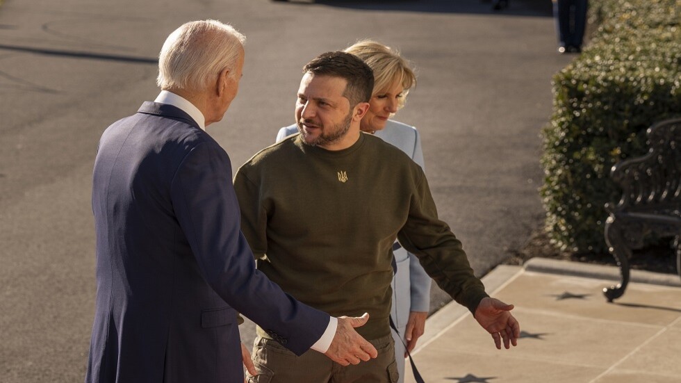 بايدن لزيلينسكي: نؤيد سلاما عادلا في أوكرانيا