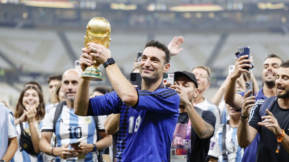 تكريم جديد لمدرب منتخب الأرجنتين في مسقط رأسه