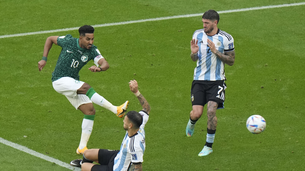 العلي يخرج عن النص ليصطحب نجم المنتخب السعودي سالم الدوسري من القاعة إلى المسرح (فيديو)