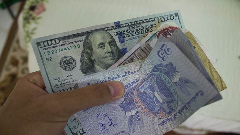 المركزي المصري يوجّه باستثناء فئات من قرارات توفير العملة الأجنبية للعملاء خارج البلاد