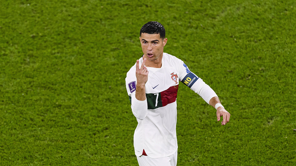 المدير الرياضي للنصر السعودي يثير المزيد من الجدل بشأن صفقة رونالدو