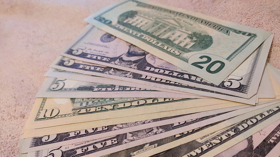 المركزي العراقي يدعو التجار لمراجعة المصارف وعدم اللجوء إلى الوسطاء والمضاربين