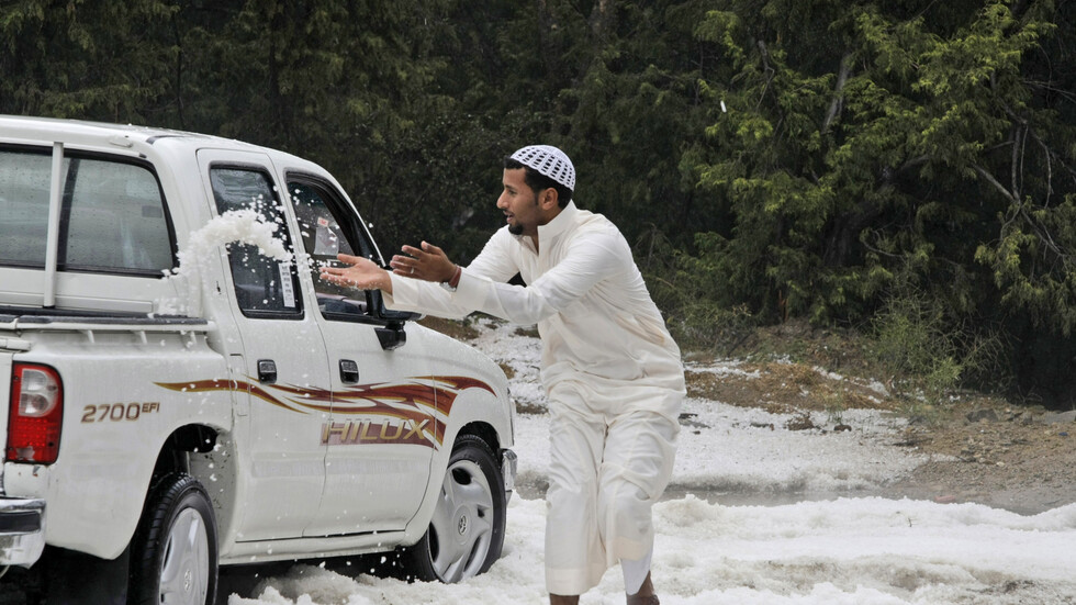 السعودية ..الثلج يكسو "جبال اللوز" ويجذب الأهالي والزوار (صور + فيديو)