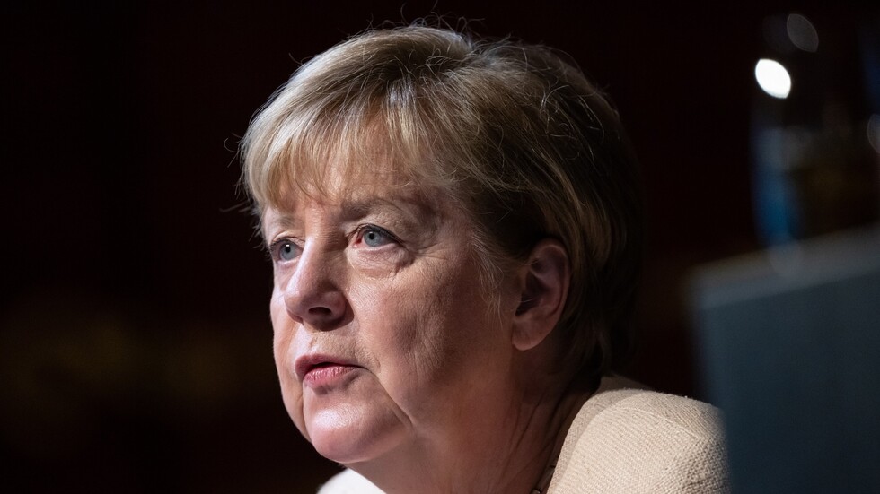 ميركل تستبعد مشاركتها في تسوية النزاع بأوكرانيا