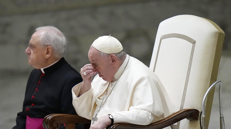 البابا فرنسيس يدعو للصلاة من أجل سلفه