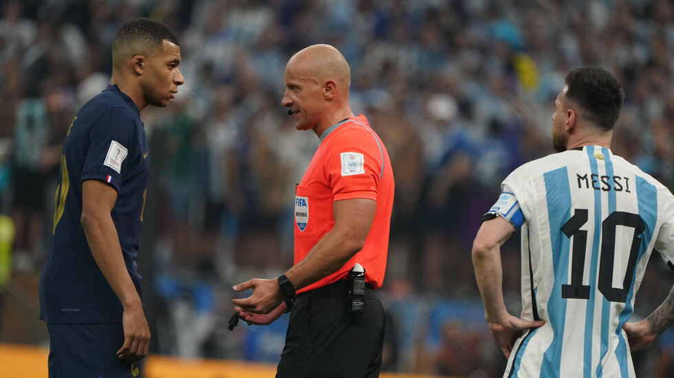 حكم نهائي مونديال "قطر 2022" يخرج عن صمته ويكشف عن خطأ ارتكبه