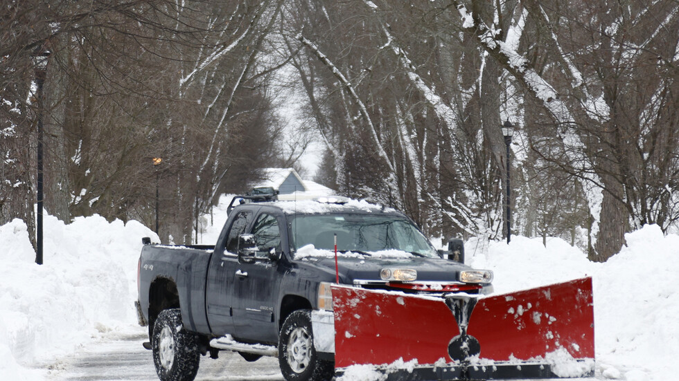 الاضطرابات مستمرة في المطارات الأمريكية وسط الخروج من عاصفة تاريخية أسفرت عن مقتل العشرات