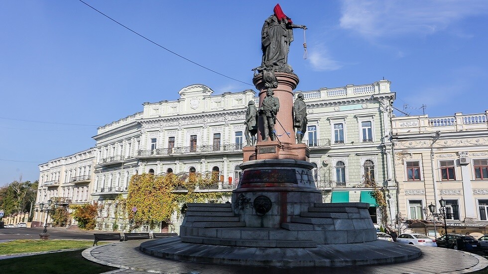 إزالة النصب التذكاري لكاثرين الثانية في أوديسا الأوكرانية (صور + فيديو)