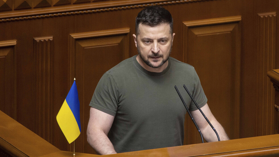 زيلينسكي يوقع على قانون يشدد الرقابة على وسائل الإعلام