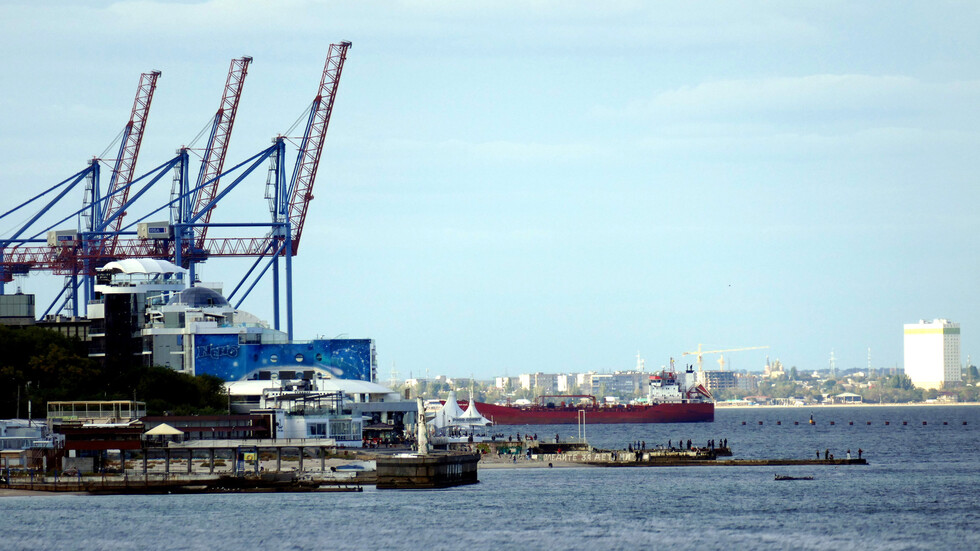 مغادرة 3 سفن محمّلة بالمواد الغذائية موانئ أوكرانيا متوجهة إلى بلدين عربيين