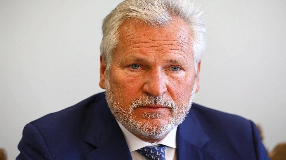 رئيس بولندا الأسبق يحذر من خطر الحرب العالمية الثالثة