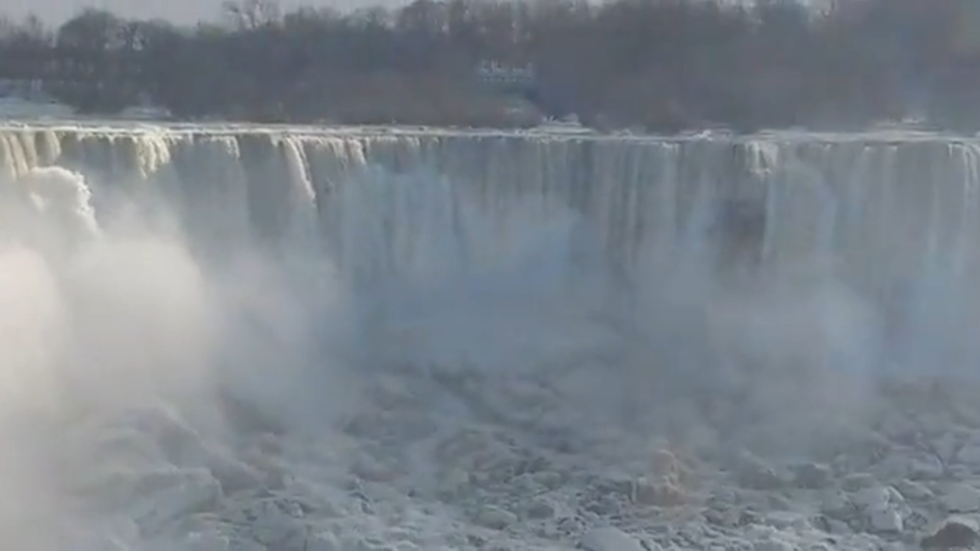 تجمد شلالات نياغارا بعد عاصفة ثلجية ضربت الولايات المتحدة (فيديو)