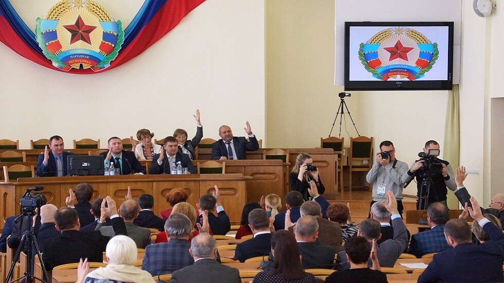 بالإجماع.. لوغانسك ودونيتسك تعتمدان دستورا جديدا