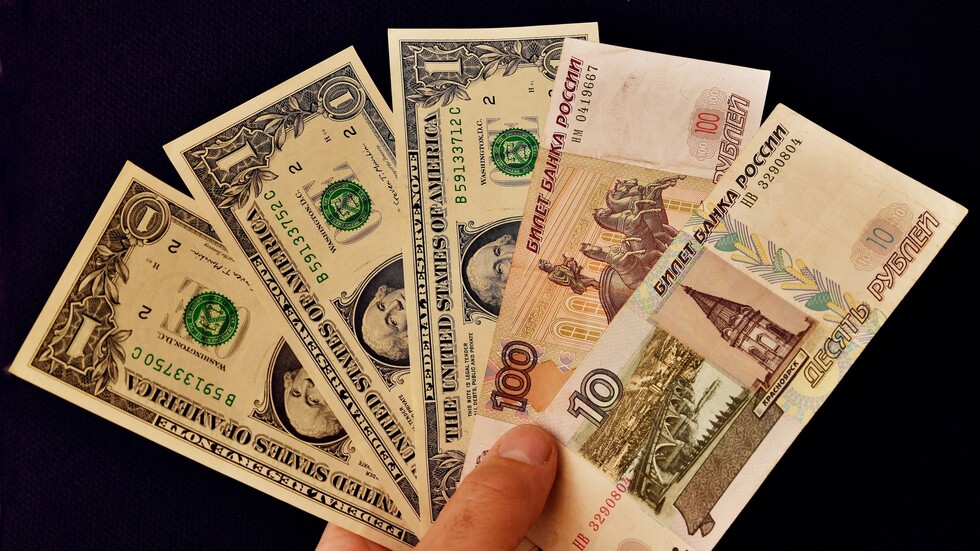 العملة الروسية تصعد.. الدولار دون 71 روبلا