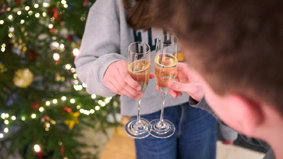 طبيبة تنصح بعدم تناول الأطعمة الدسمة مع الكحول