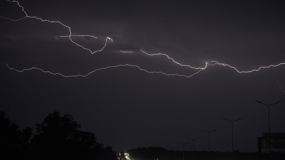 السعودية.. صاعقة رعدية تقتل شابا وتصيب مرافقيه
