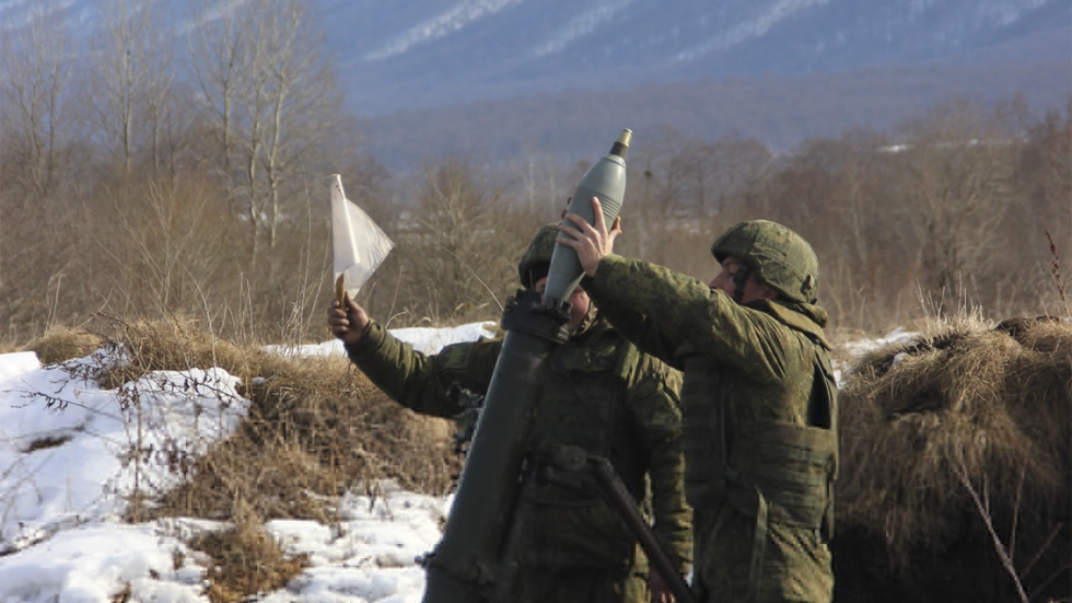 الدفاع الروسية تنشر مشاهد لأداء طواقم "مدافع الهاون المتنقلة" في مناطق القتال