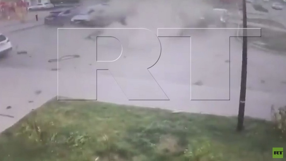 كاميرات المراقبة ترصد لحظة انفجار سيارة داخلها طفل في روسيا (فيديو)