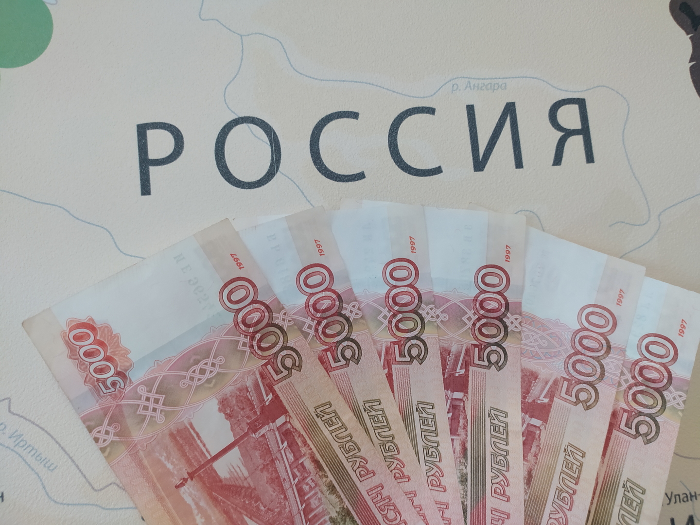 المركزي الروسي يعلن انخفاض حصة الدولار واليورو في المدفوعات الخارجية