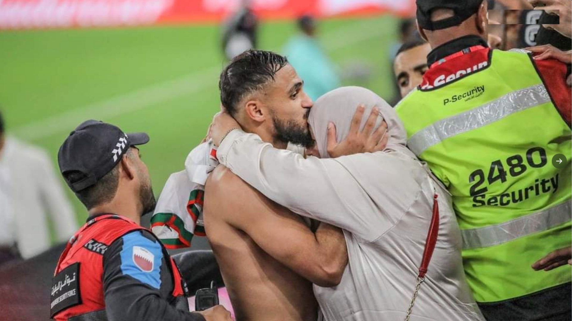 لقطات مؤثرة.. لاعبو المنتخب المغربي يحتفلون مع أمهاتهم