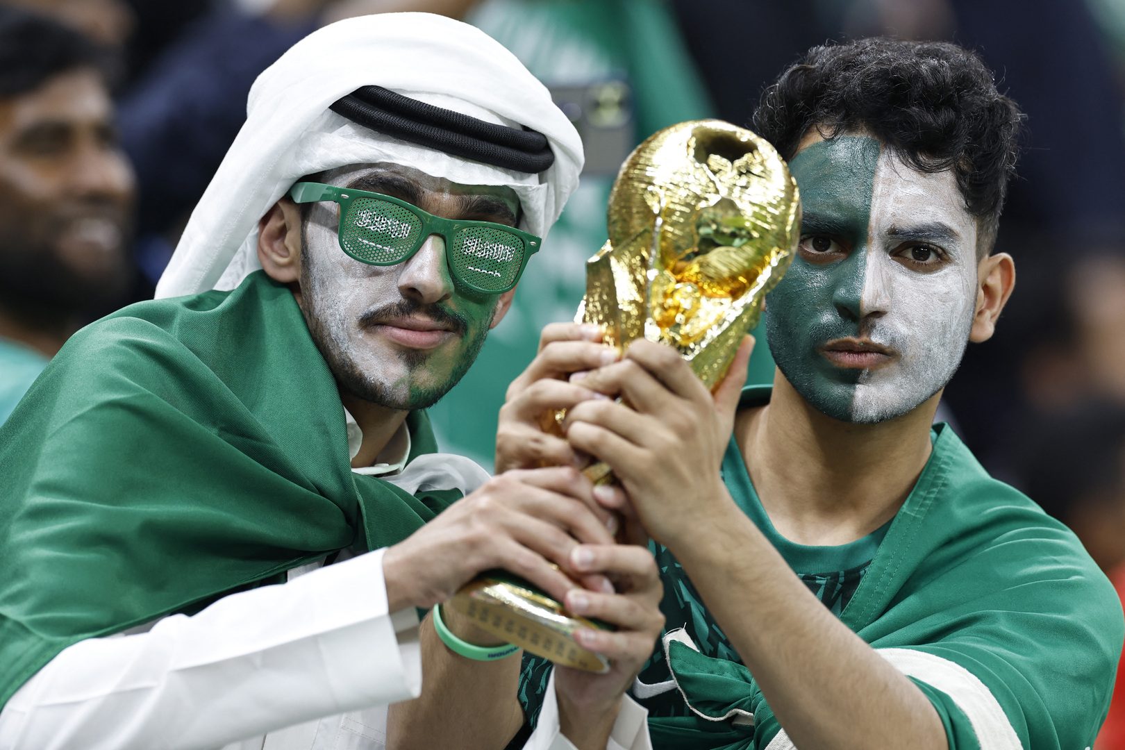 على الطريقة السعودية.. مشجع ياباني يبحث عن نجم المنتخب الإسباني (فيديو)