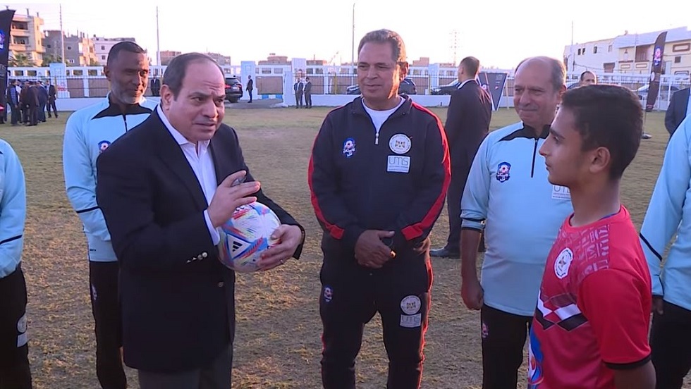 الرئيس السيسي يجيب.. كيف تصبح مثل محمد صلاح؟ (فيديو)