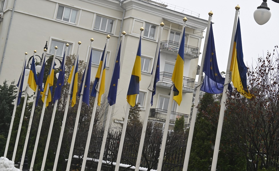 أعلام الاتحاد الأوروبي بجانب العلم الأوكراني