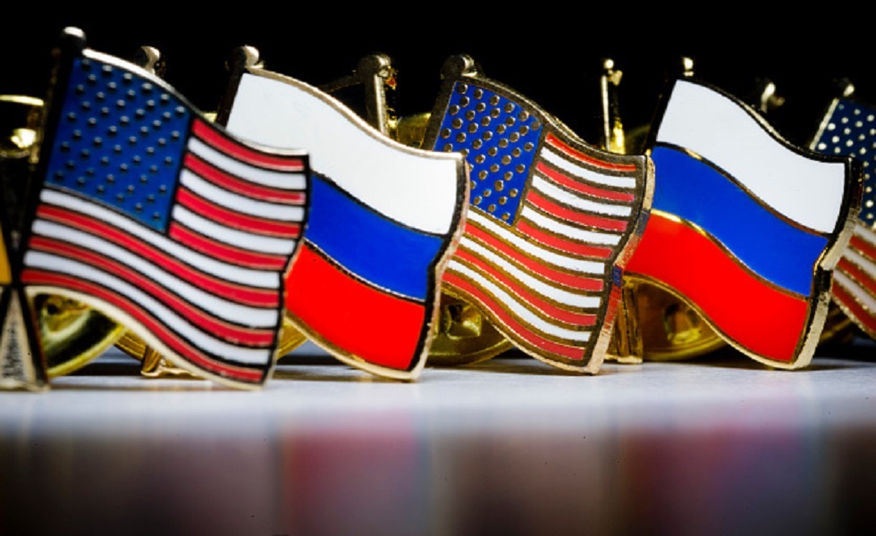 العلم الوطني الروسي والعلم الوطني الأمريكي