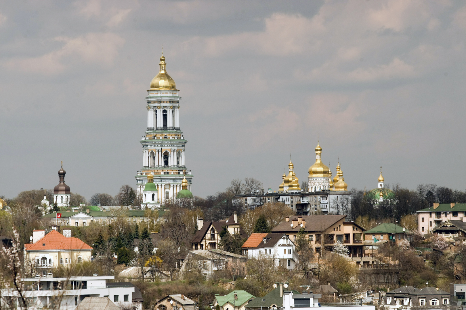 السلطات الأوكرانية تنفي تسليم دير الكهوف في كييف للكنيسة الأوكرانية