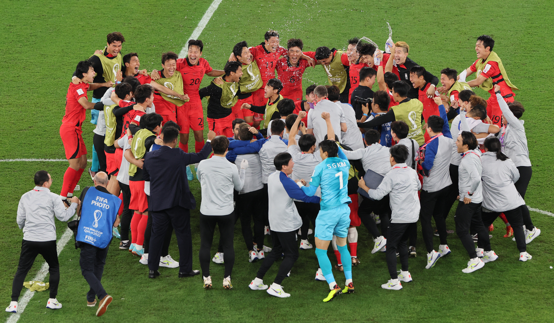 دقائق عصيبة.. شاهد كيف انتظر لاعبو كوريا الجنوبية معرفة نتيجة هوية المتأهل