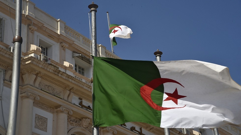 الجزائر.. حبس شاب حطّم تمثال 