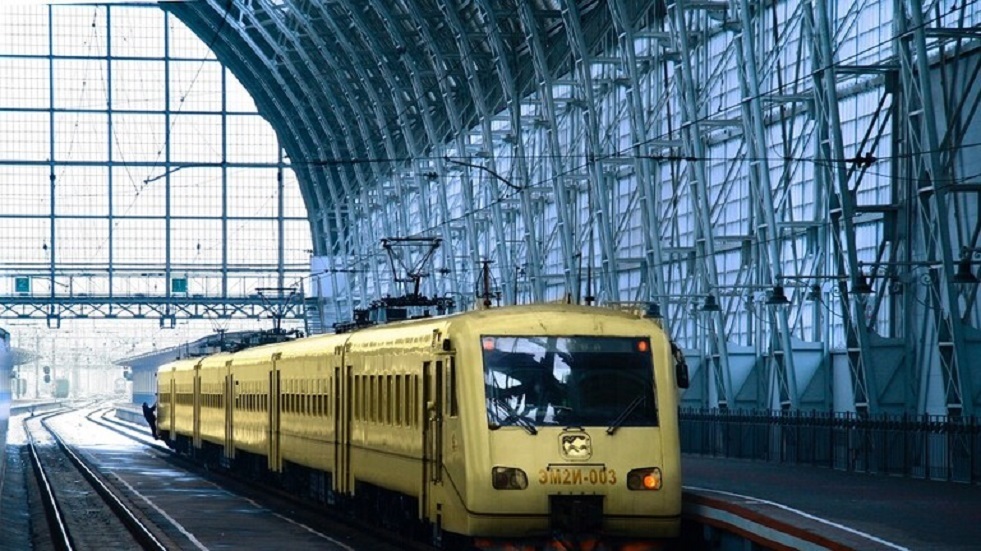 قطار كهربائي يصطدم بسيارة في ريف موسكو