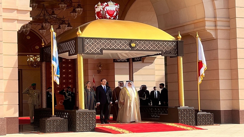 ملك البحرين يؤكد أمام رئيس إسرائيل ضرورة تحقيق سلام عادل وشامل يضمن حقوق الفلسطينيين