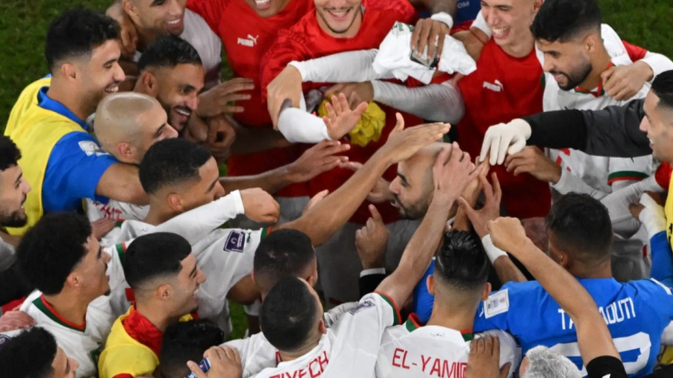 ما سر احتفال لاعبي المغرب بتأهلهم لثمن نهائي المونديال بالضرب على رأس مدربهم؟